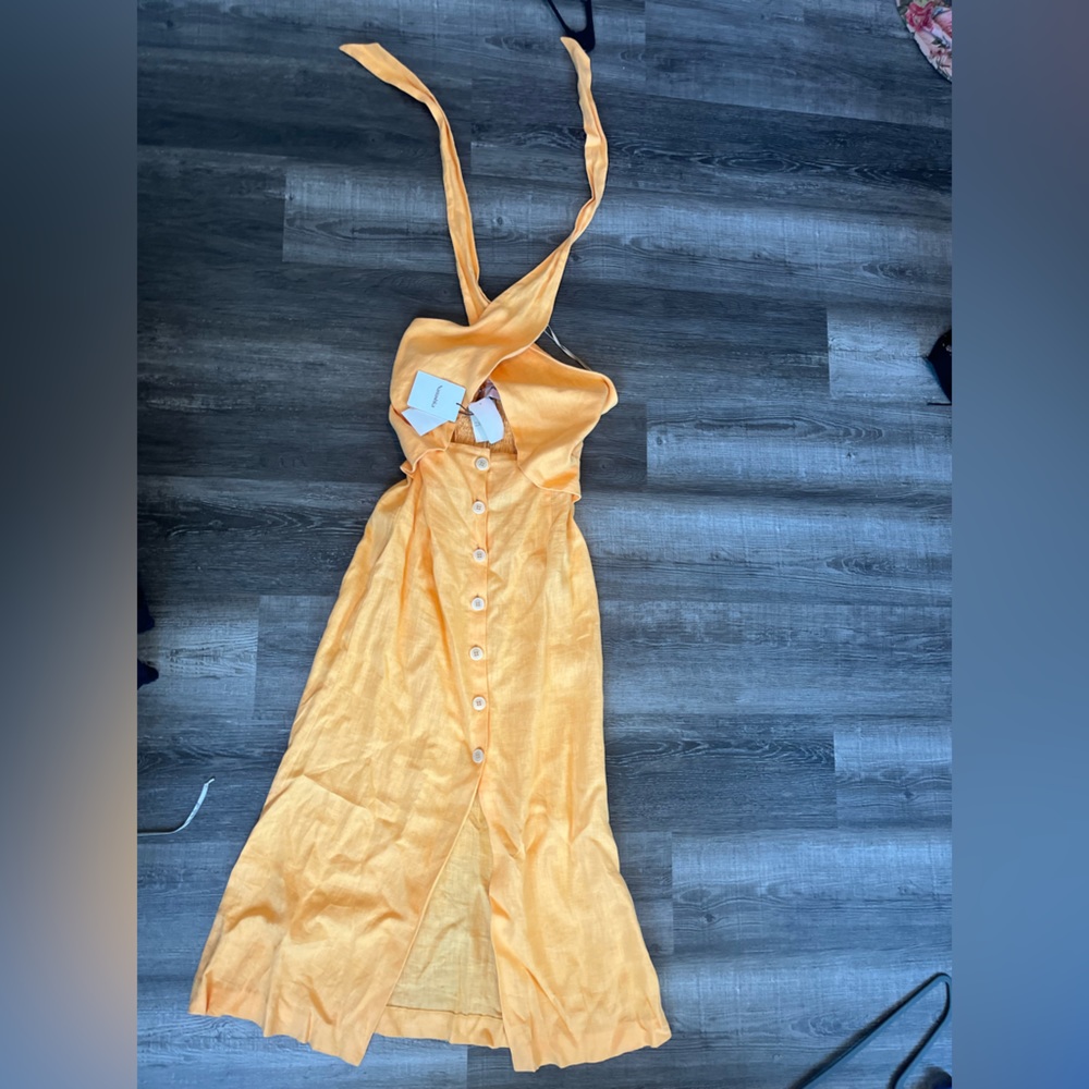 YELLOW DRESS WITH BUTTONS. Ties by neck